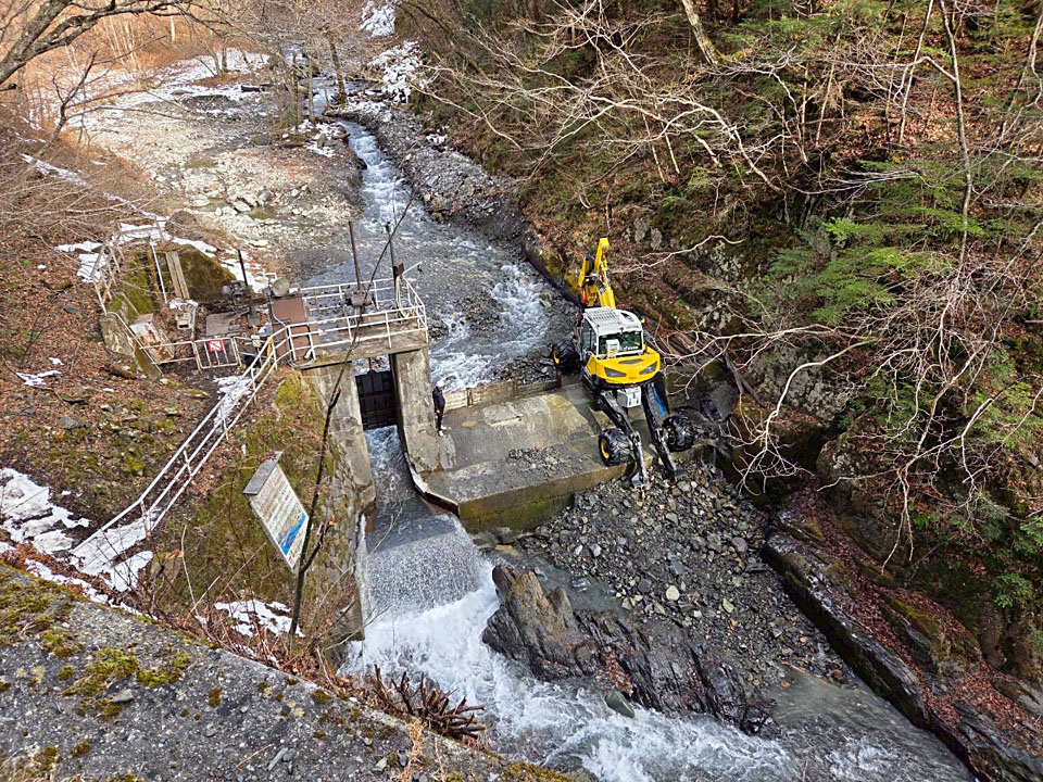 沢渡発電所　霞沢渓流取水口流木・土砂排除工事